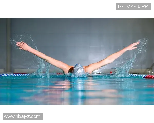 足球巨星下水池畔展现轻松时刻泳姿动感彰显运动员魅力风采